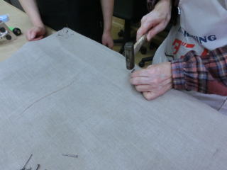 裏打ち用の麻布 絵画の保存修復作業17