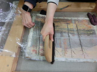 作品を裏打ち 絵画の保存修復作業22