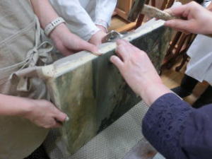 元の木枠へ作品を張り戻す 絵画の保存修復作業44