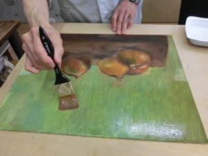 水彩絵具による補彩後のワニス塗布 絵画の保存修復作業42