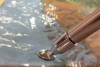 膠等の接着剤を注入し、コテで押さえる